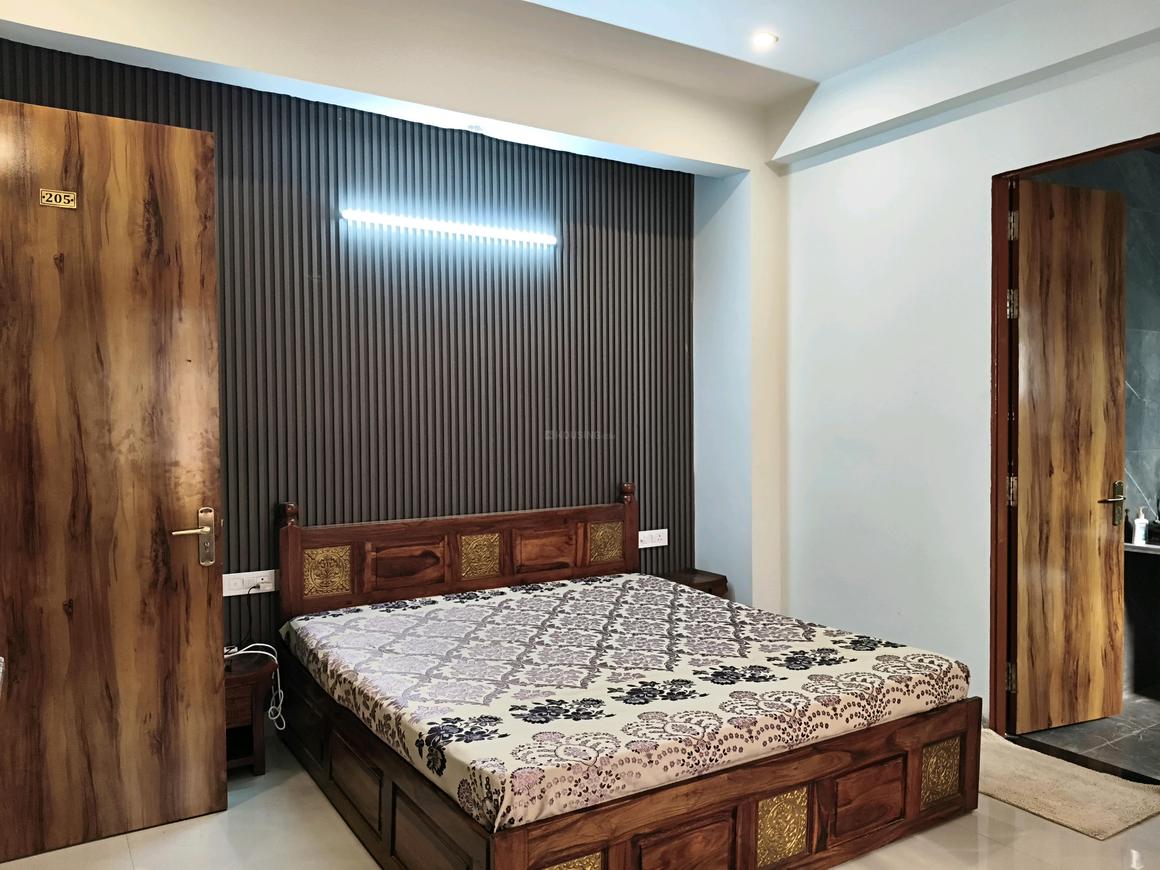 1 BHK for rent in DLF Phase 5, Gurugram — 300 sq.ft