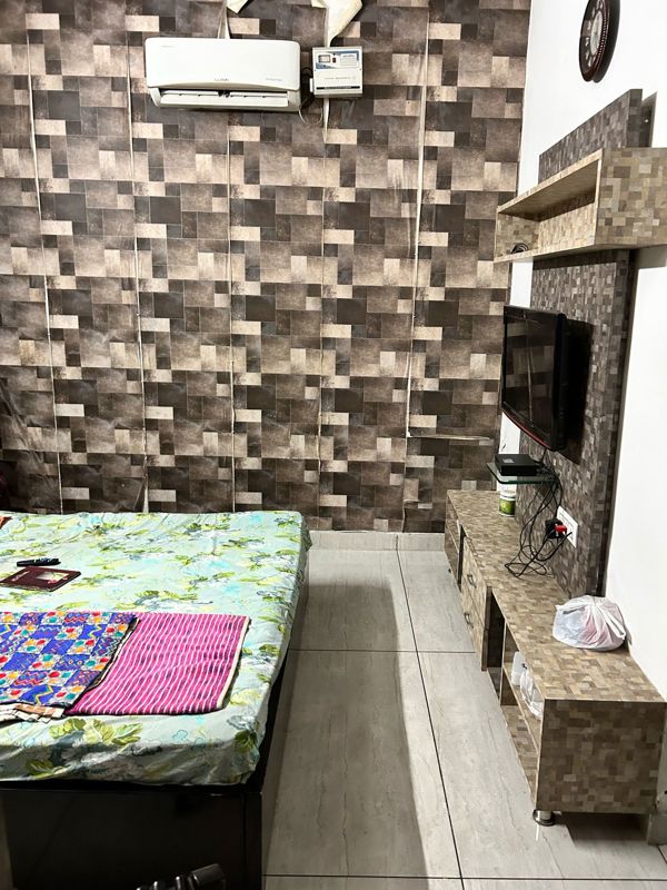 1 BHK for rent in Sector 14, Gurugram — semi-furnished — 410 sq.ft