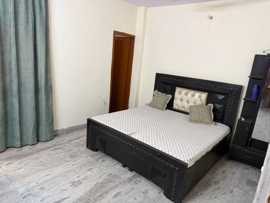 1 BHK for rent in Sector 27, Gurugram — furnished — 100 sq.ft
