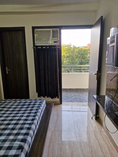 1 BHK for rent in Sector 28, Gurugram — furnished — 650 sq.ft — DLF Galleria Market
