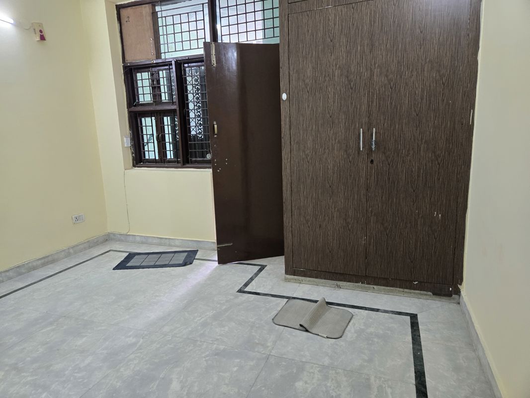1 BHK for rent in Sector 47, Gurugram — semi-furnished — 700 sq.ft — Malibu Shopping Arcade