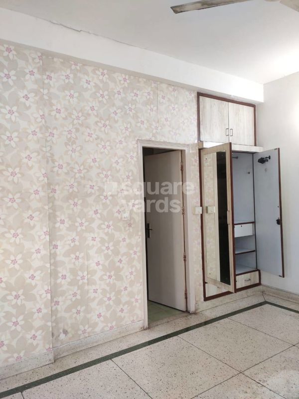 2 BHK for rent in Dlf City Phase 3, Gurugram — semi-furnished — 450 sq.ft