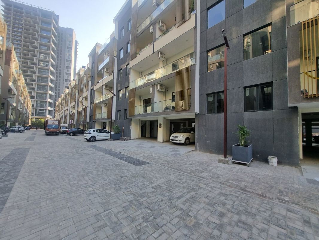 2 BHK for rent in Gwal Pahari, Gurugram — semi-furnished — 1130 sq.ft — Suncity Vatsal Valley