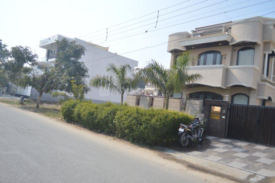 2 BHK for rent in Sector 14, Gurugram — semi-furnished — 1605 sq.ft