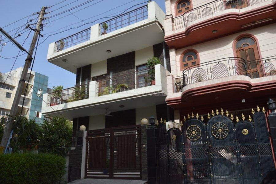 2 BHK for rent in Sector 14, Gurugram — semi-furnished — 1049 sq.ft