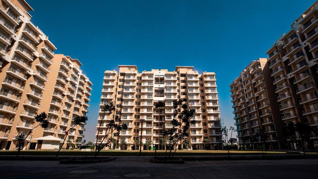 2 BHK for rent in Sector 33, Gurugram — semi-furnished — 900 sq.ft — Breez Global Heights