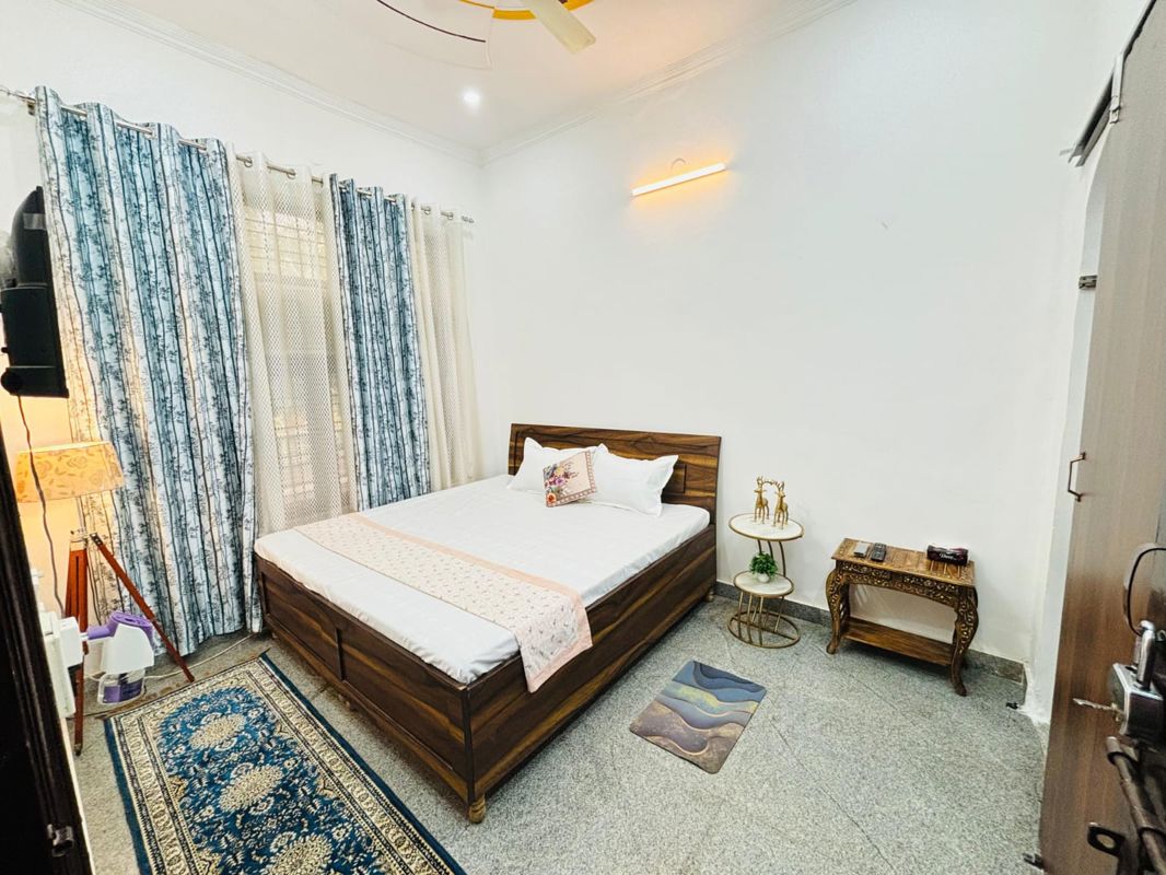 2 BHK for rent in Sector 40, Gurugram — furnished — 100 sq.ft — Saurabh Niwas
