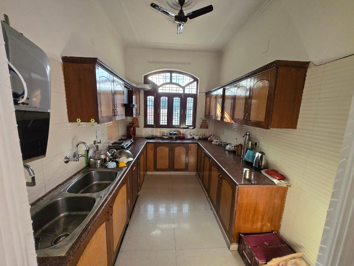 2 BHK for rent in Sector 9, Gurugram — semi-furnished — 1800 sq.ft