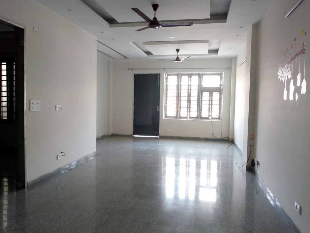 2 BHK for rent in Sushant Lok Iii, Gurugram — semi-furnished — 160 sq.ft