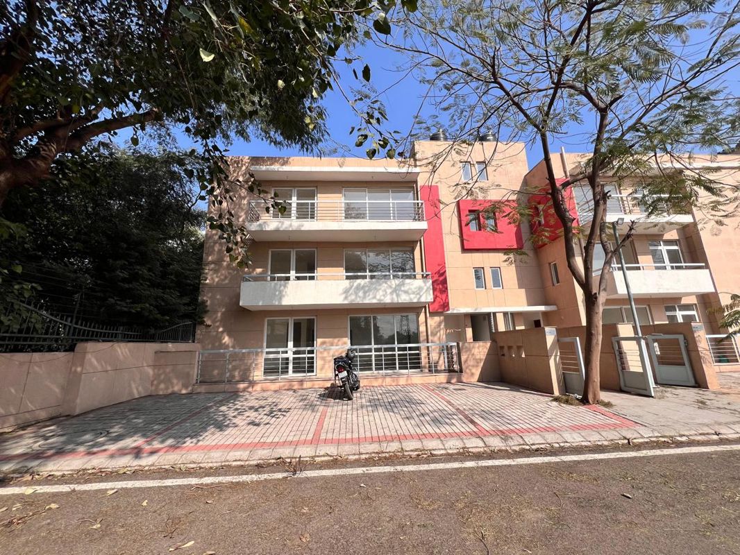 3 BHK for rent in Nirvana Country, Gurugram — semi-furnished — 1470 sq.ft