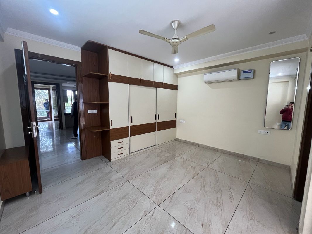 3 BHK for rent in Sector 14, Gurugram — semi-furnished — 1800 sq.ft