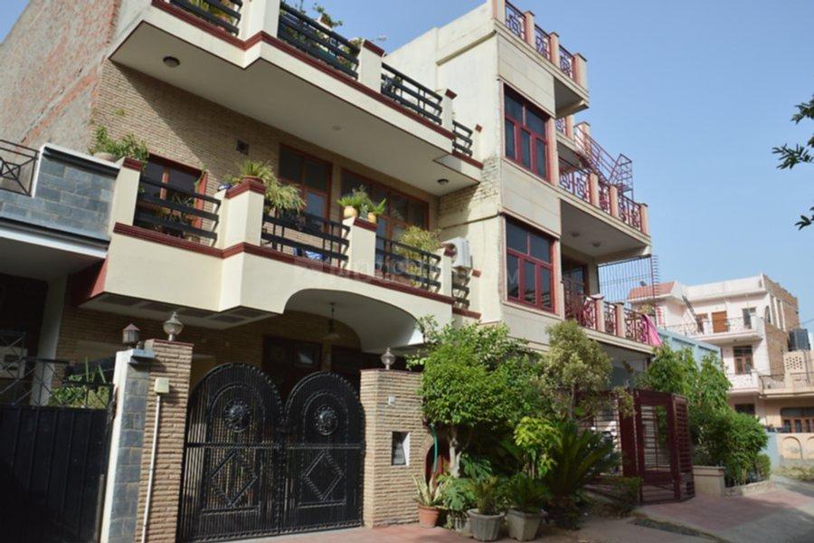 3 BHK for rent in Sector 14, Gurugram — semi-furnished — 1580 sq.ft