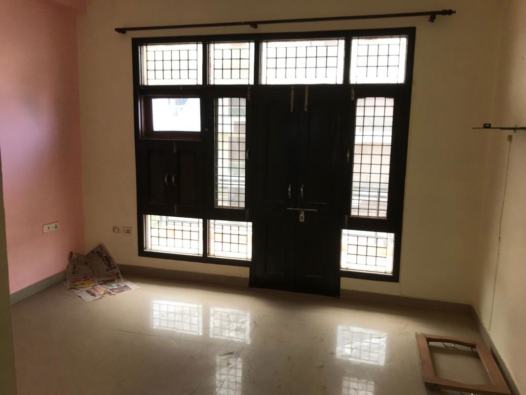 3 BHK for rent in Sector 14, Gurugram — semi-furnished — 1800 sq.ft