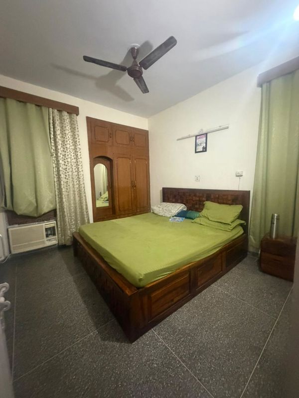 3 BHK for rent in Sector 15, Gurugram — semi-furnished — 1600 sq.ft — Vijay Ratan Vihar