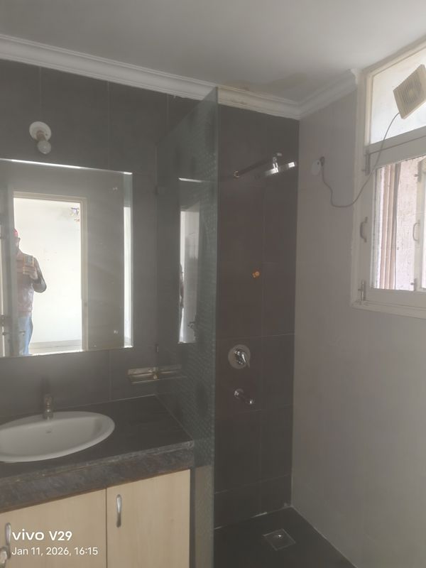 3 BHK for rent in Sector 30, Gurugram — semi-furnished — 2400 sq.ft — Unitech Uniworld City