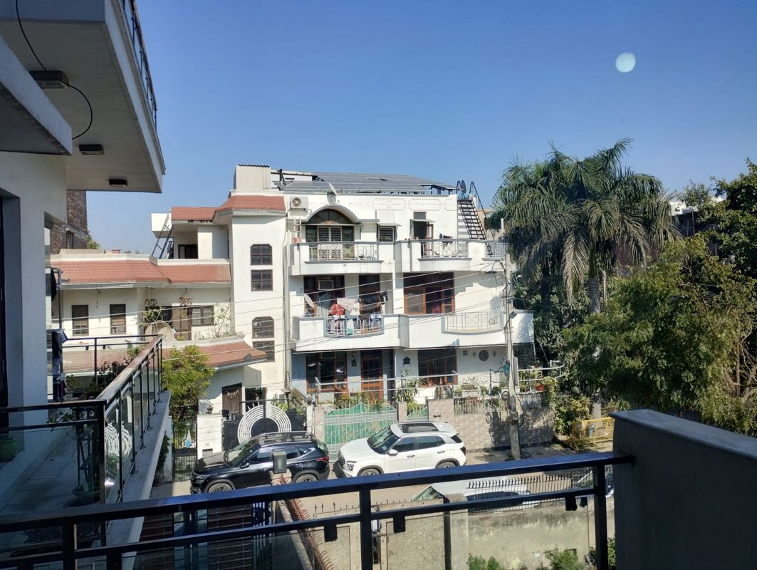 3 BHK for rent in Sector 31, Gurugram — semi-furnished — 1800 sq.ft