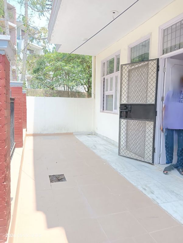 3 BHK for rent in Sector 52, Gurugram — semi-furnished — 1550 sq.ft — Ardee Platinum Independent Floors