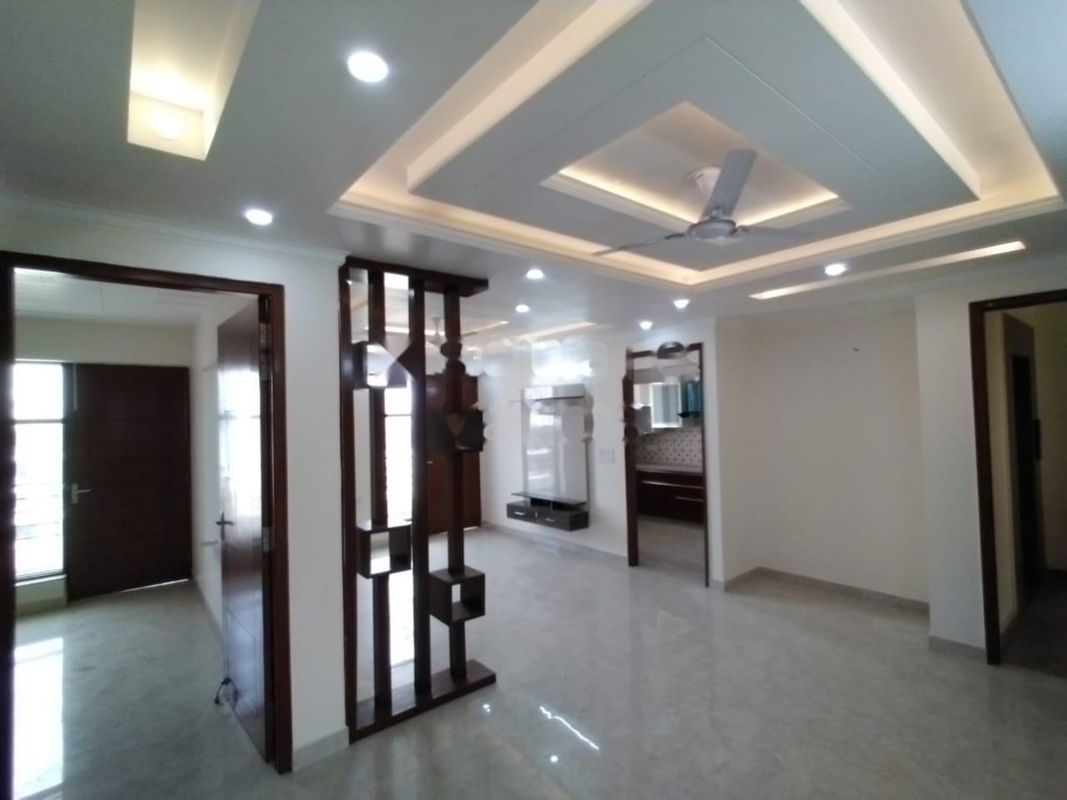 3 BHK for rent in Sector 57, Gurugram — semi-furnished — 2400 sq.ft — Hong Kong Bazaar