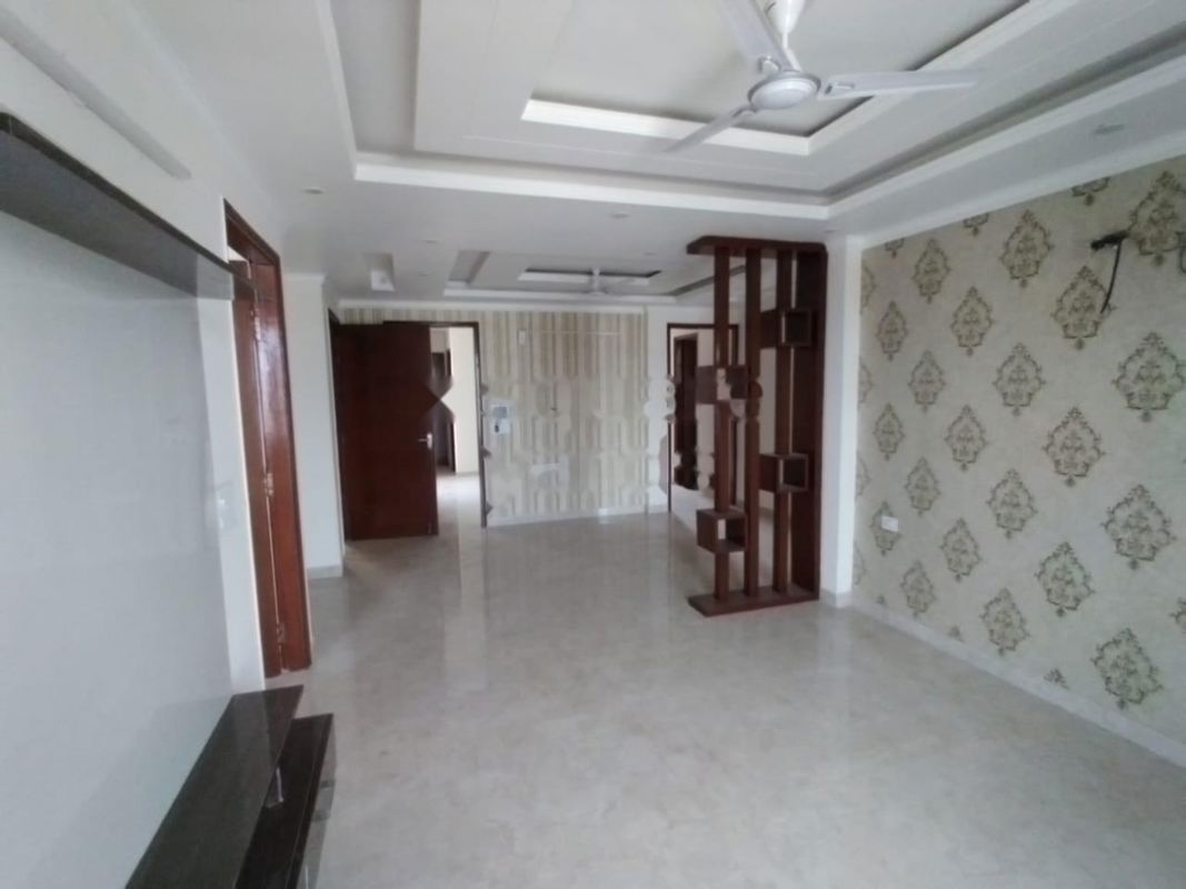 3 BHK for rent in Sector 57, Gurugram — semi-furnished — 2400 sq.ft — Hong Kong Bazaar