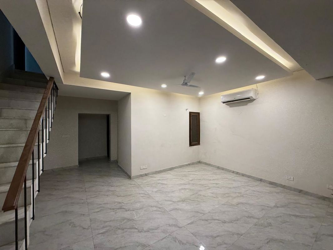 4 BHK for rent in Dlf Phase iv, Gurugram — semi-furnished — 1800 sq.ft — DLF City Phase IV