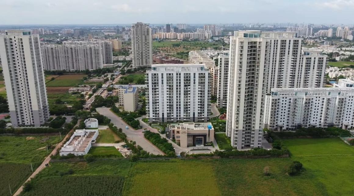 4 BHK for rent in Sector 81, Gurugram — semi-furnished — 2500 sq.ft — DLF The Ultima