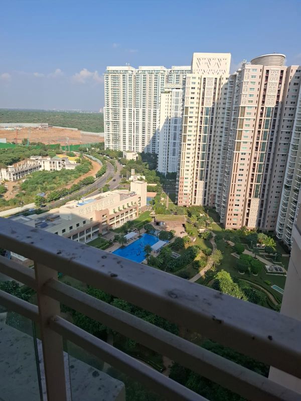 5 BHK for rent in Dlf Phase iv, Gurugram — semi-furnished — 1200 sq.ft — DLF Regency Park I