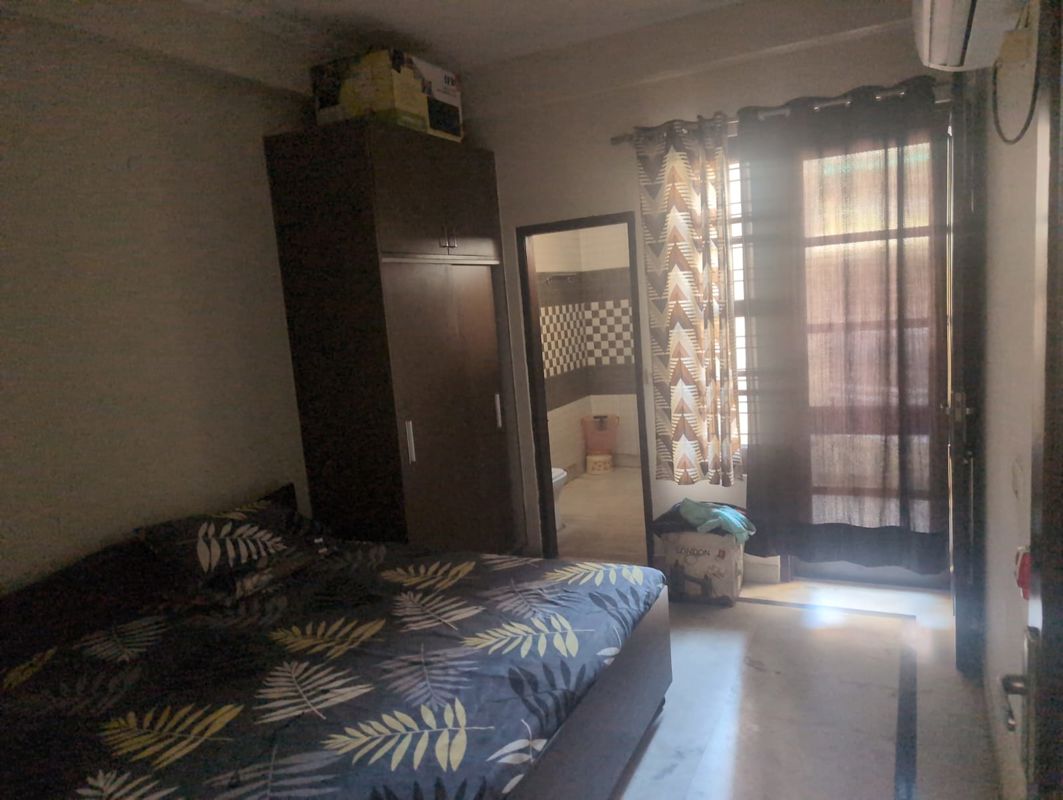 5 BHK for rent in Mayfield Garden, Gurugram — semi-furnished — 900 sq.ft