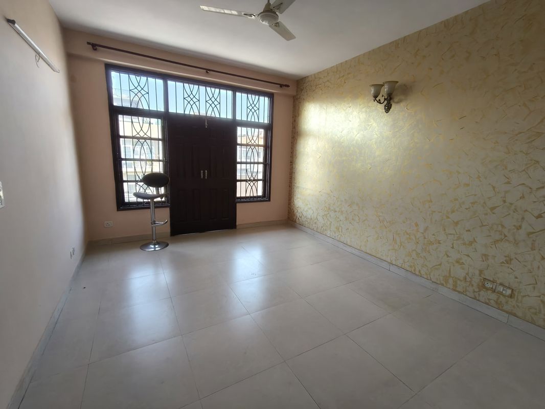 5 BHK for rent in Nirvana Country, Gurugram — semi-furnished — 3500 sq.ft — Unitech Deerwood Chase
