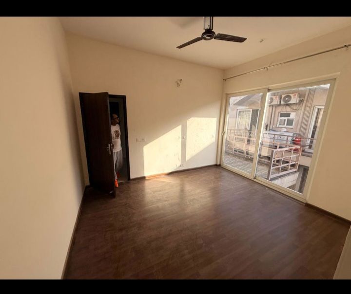 5 BHK for rent in Sector 102, Gurugram — semi-furnished — 2700 sq.ft — BPTP Amstoria