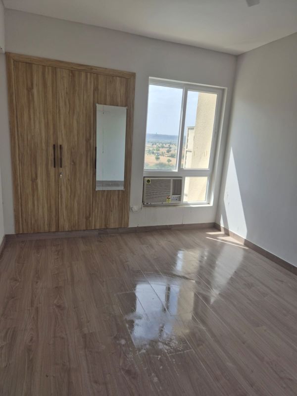 5 BHK for rent in Sector 33, Gurugram — semi-furnished — 1210 sq.ft — Central Park Flower Valley