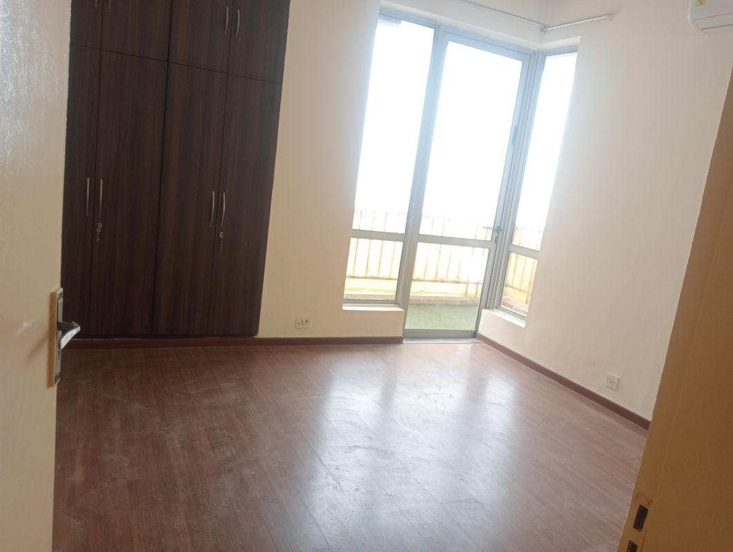 5 BHK for rent in Sector 33, Gurugram — semi-furnished — 1550 sq.ft — Unitech The Residences Sector 33