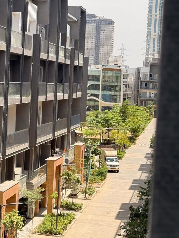 5 BHK for rent in Sector 61, Gurugram — semi-furnished — 1184 sq.ft — Smart World Orchard