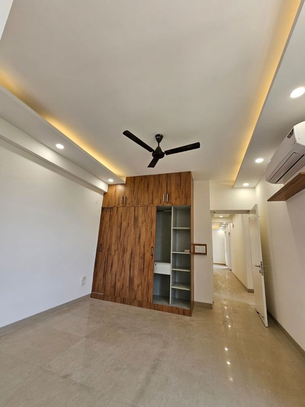 5 BHK for rent in Sector 65, Gurugram — semi-furnished — 950 sq.ft — Emaar Emerald Estate