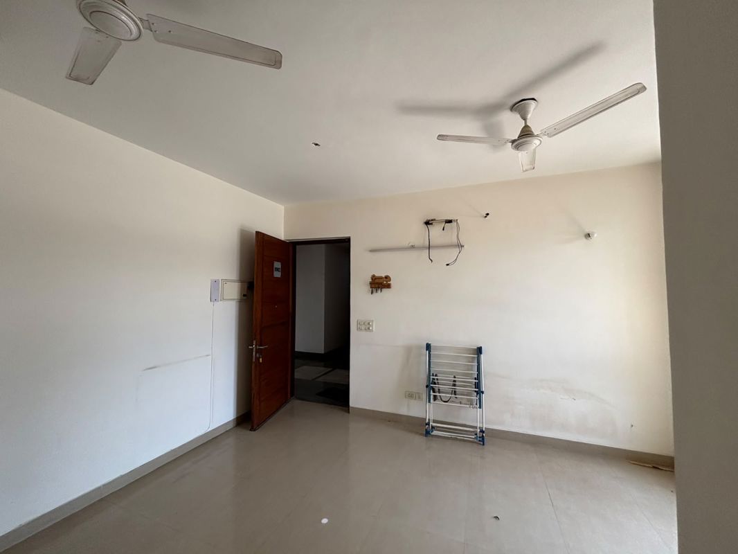 5 BHK for rent in Sector 65, Gurugram — semi-furnished — 950 sq.ft — Emaar Emerald Estate