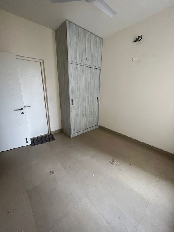 5 BHK for rent in Sector 65, Gurugram — semi-furnished — 950 sq.ft — Emaar Emerald Estate
