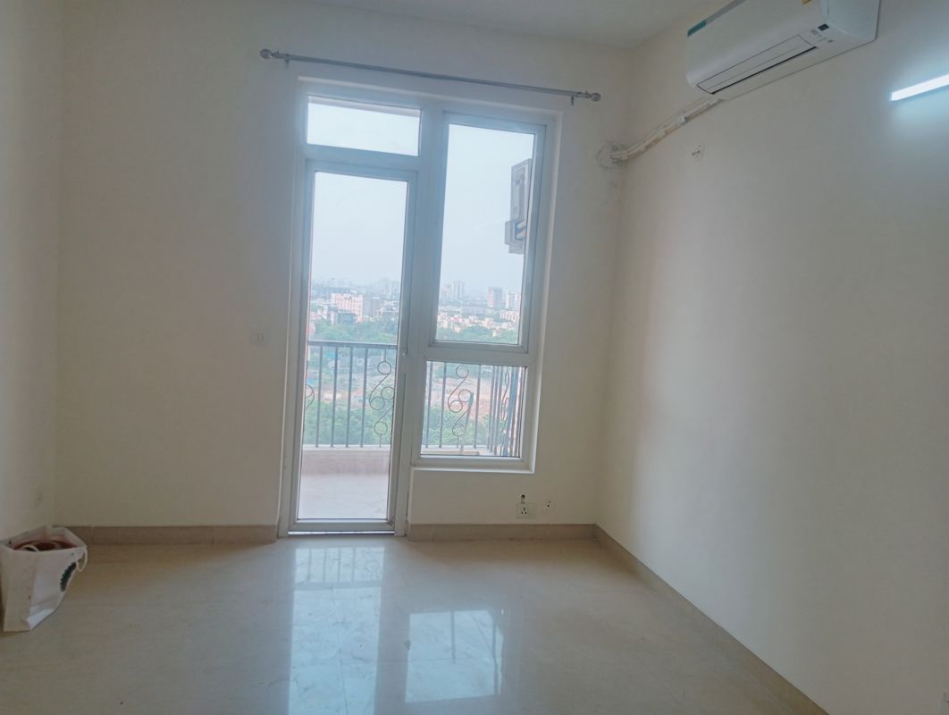 5 BHK for rent in Sector 65, Gurugram — semi-furnished — 1040 sq.ft — Emaar Emerald Estate