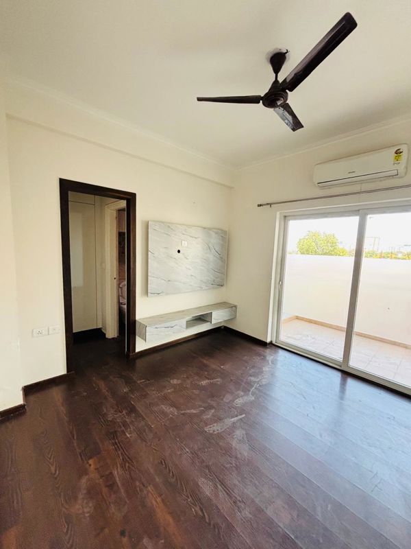 5 BHK for rent in Sector 70, Gurugram — semi-furnished — 1350 sq.ft — Shree Vardhman Victoria