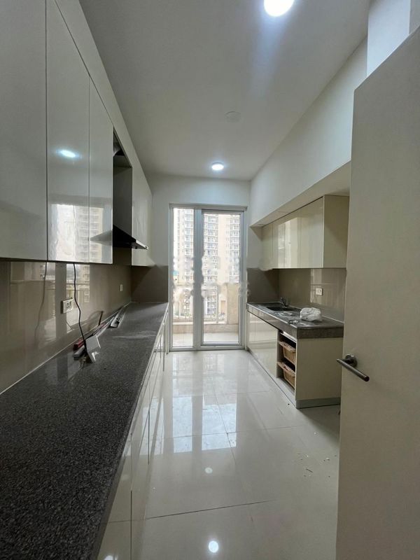 5 BHK for rent in Sector 77, Gurugram — semi-furnished — 3100 sq.ft — Emaar Palm Hills
