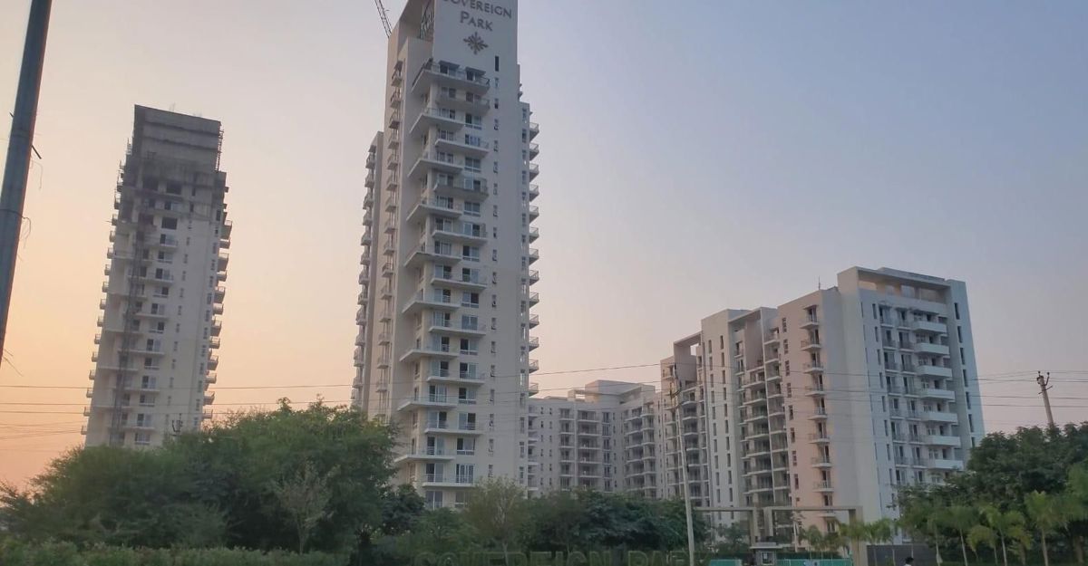 5 BHK for rent in Sector 99, Gurugram — semi-furnished — 2780 sq.ft — Vatika Sovereign Park