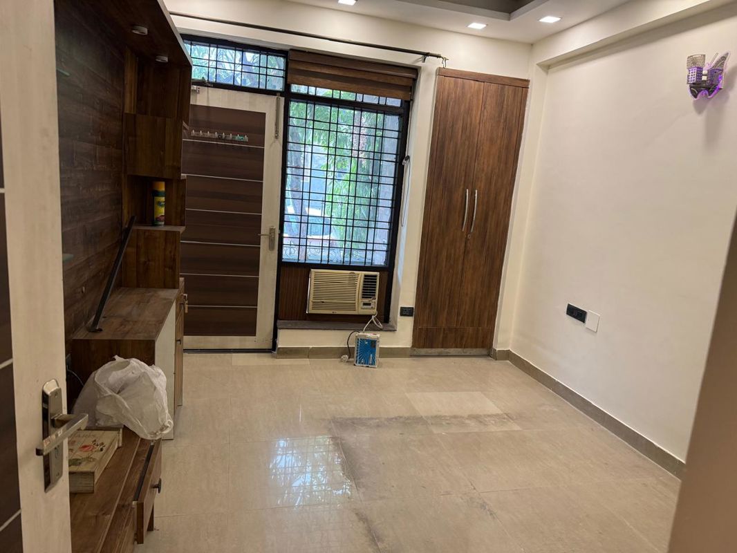 5 BHK for rent in South City 2, Gurugram — semi-furnished — 2500 sq.ft — Auram Floor