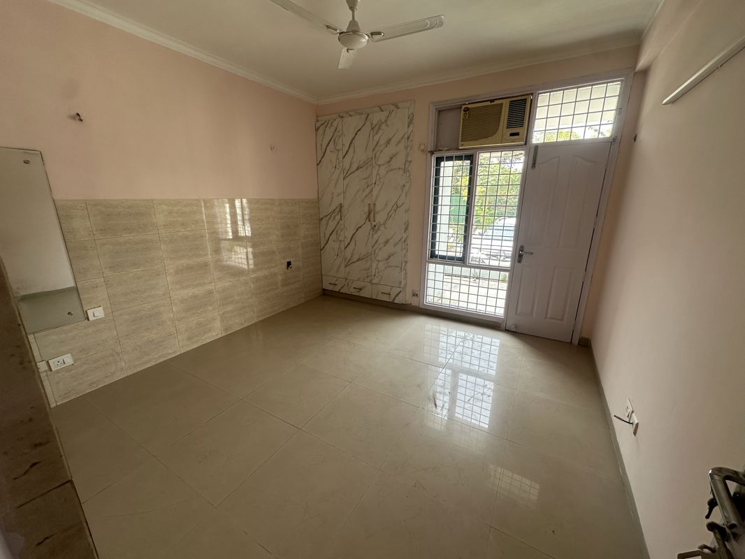 5 BHK for rent in Sushant Lok Iii, Gurugram — semi-furnished — 1465 sq.ft