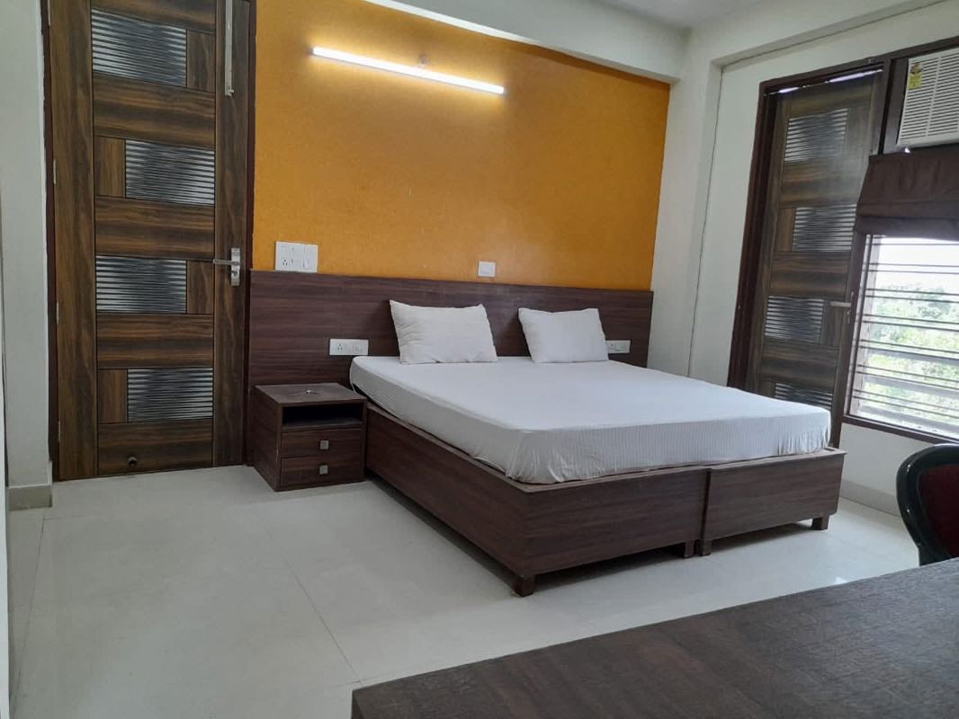 1 RK for rent in Sector 14, Gurugram — furnished — 500 sq.ft — Allure Estate